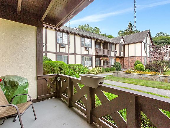 4th image of 60 Foxwood Dr APT 1