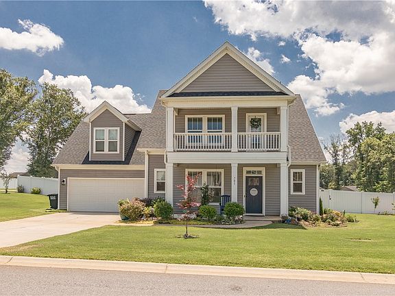 3rd image of 701 Oak Hill Ln