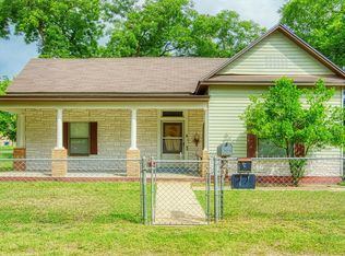 1001 F St, Floresville, TX 78114