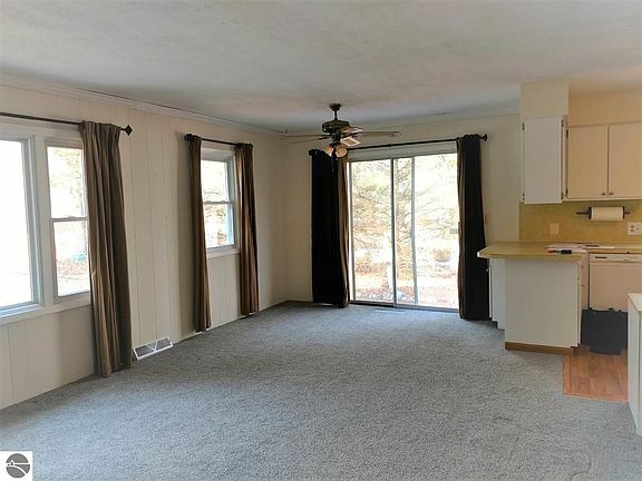4th image of 1005 Parkview Dr