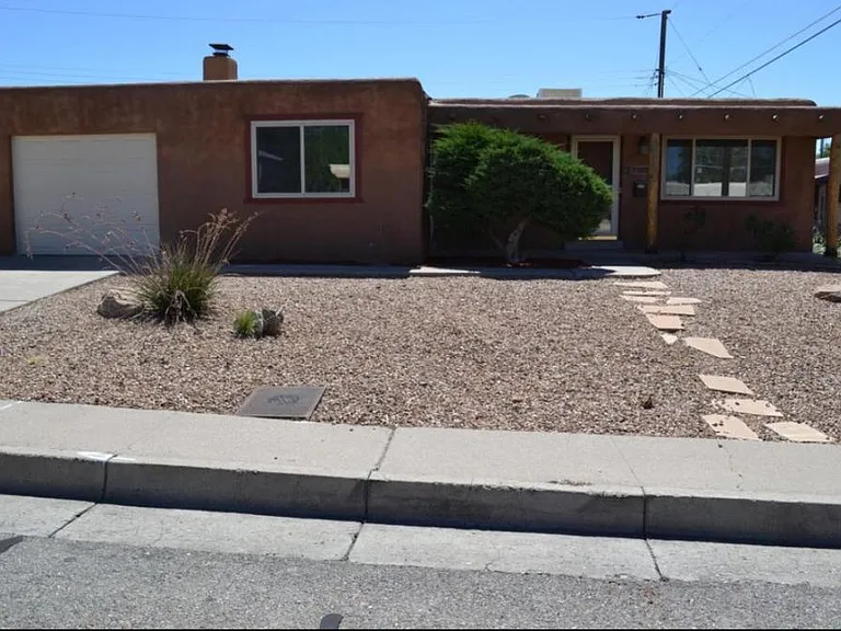 beautiful xeriscape front yard, no maintenance