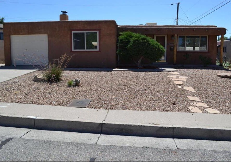 beautiful xeriscape front yard, no maintenance