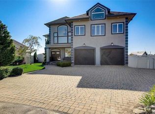27 Waters Edge Ct, Babylon, NY 11702