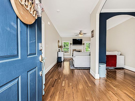 3rd image of 327 Trollinger St