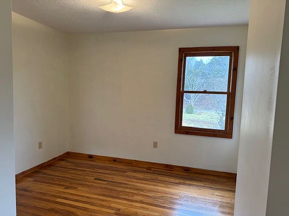 5th image of 32 Potter Rock Ln
