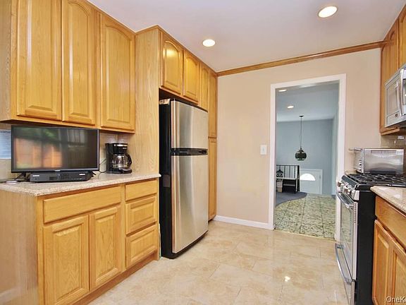 4th image of 502 Bronxville Road