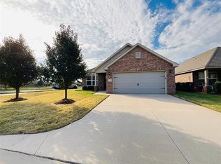 733 Christian Ln, Yukon, OK 73099