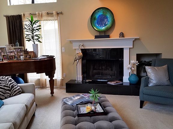 Large windows/open/fireplace