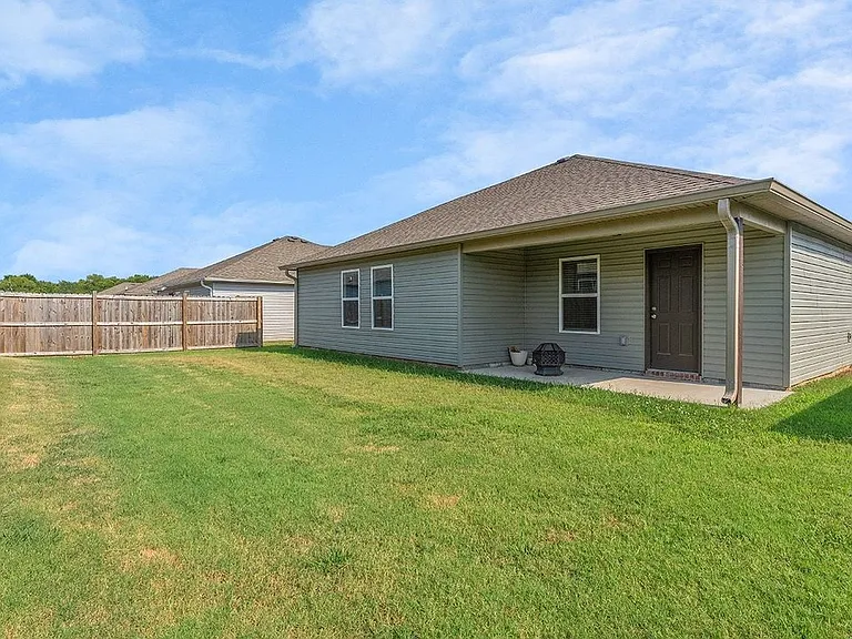 992 E Starling St — Photo 17