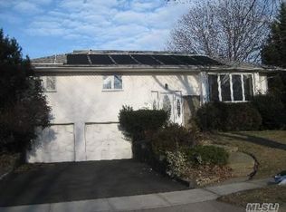 17 Brairwood Ln, Plainview, NY 11803