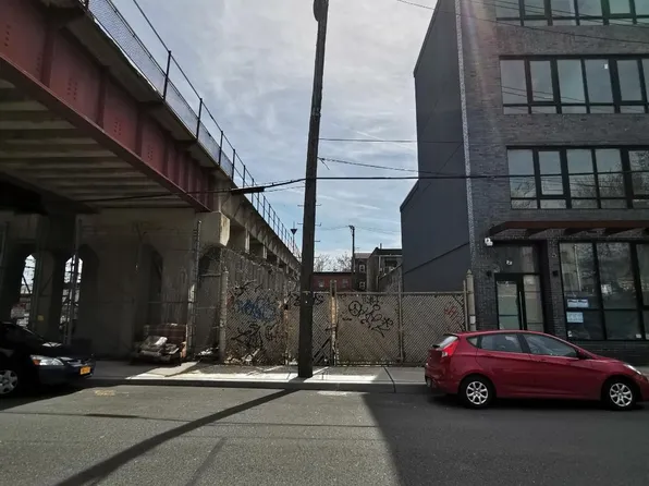 24 Water St, Staten Island, NY 10304