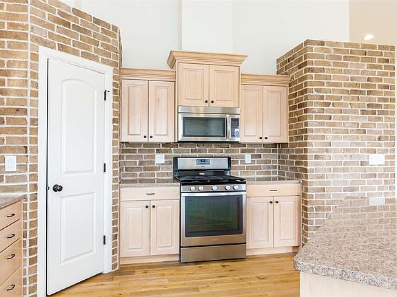 4th image of 3724 Enfield Ave