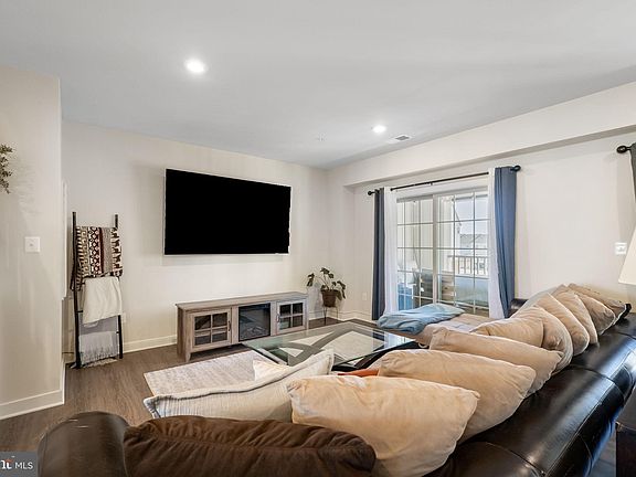 4th image of 10139 Fauberg St