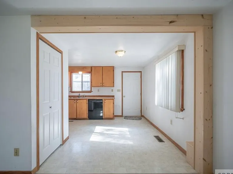 145 NW Bonneville Dr — Photo 2