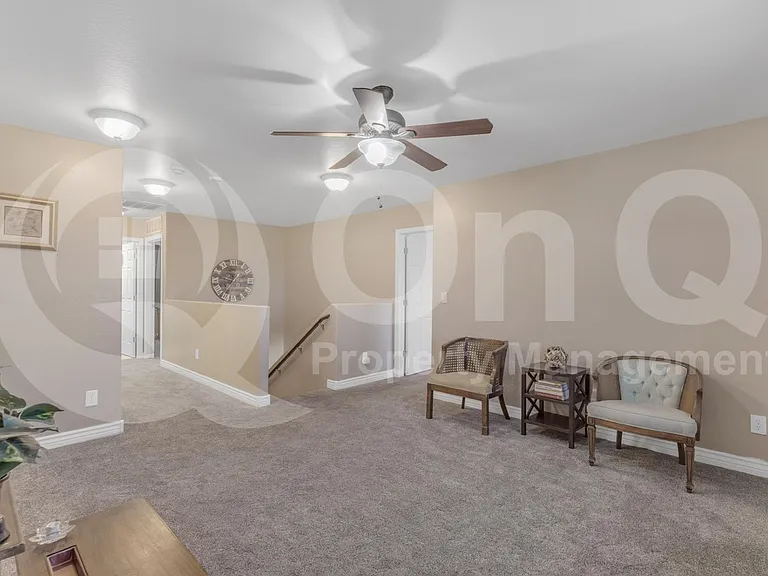 2561 N Hawthorn Dr — Photo 29
