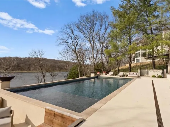 17040 Highland Rdg, Loch Lloyd, MO 64012
