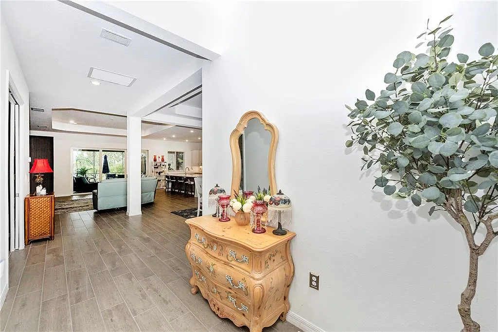 3 bed, 2.0 bath, 2061 sqft, $10,000 — Photo 4