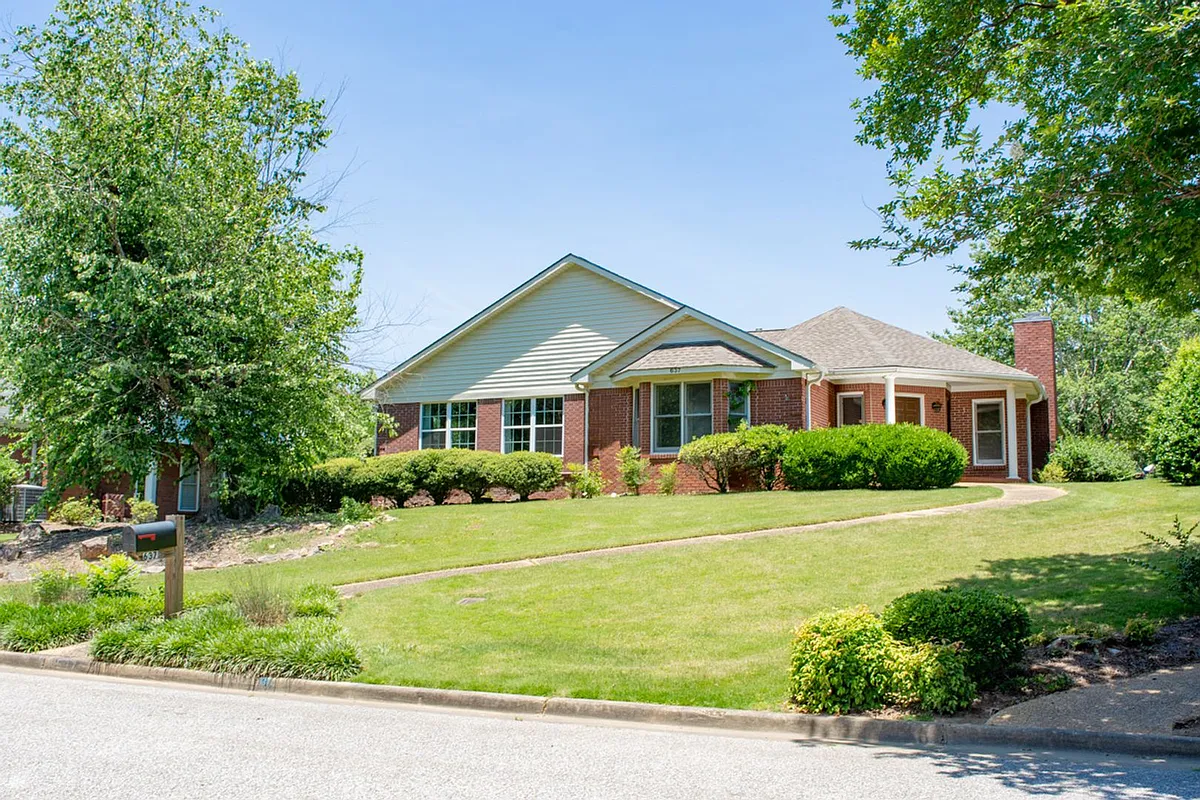 Building Photo - 637 Homewood Dr