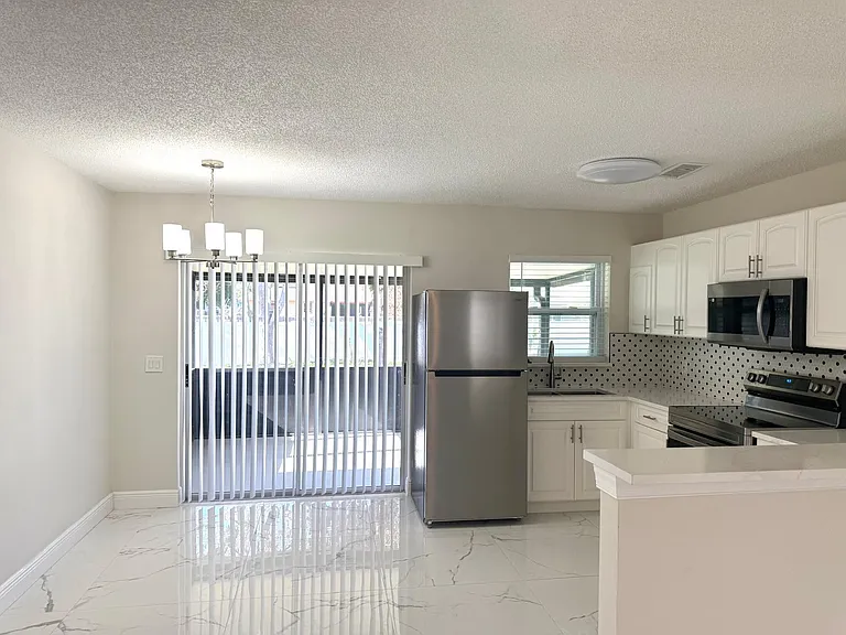 699 NW Riverside Dr — Photo 7