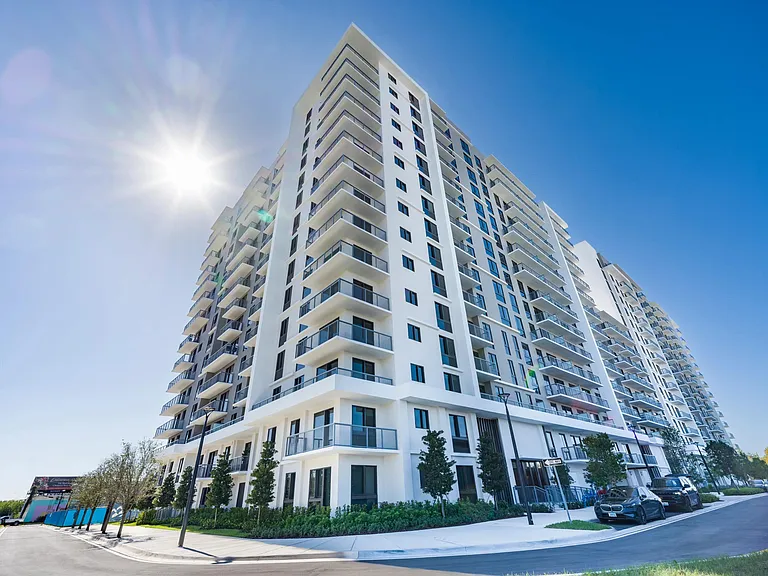Crisp white facades and stepped balconies create a striking silhouette, where clean lines and layered geometry shape Modera Aventura's coastal-inspired design.