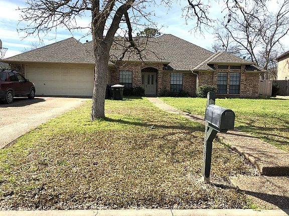 2nd image of 1006 Oakhaven Cir