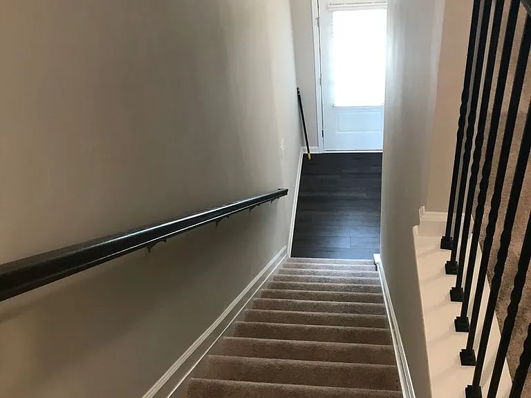 1302 Endicott Ct — Photo 3