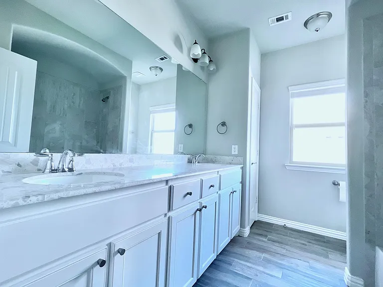 Dual sink full bath upstairs