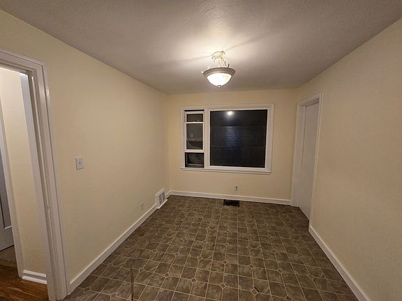 5th image of 727 Woodford St