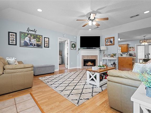 3rd image of 4715 Golden Ave