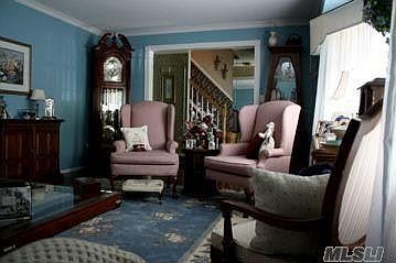 living rm w/crown molding
