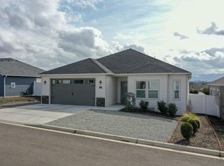 1746 Luxor Ln, Medford, OR