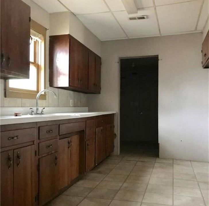 1st image of 611 W 6th St