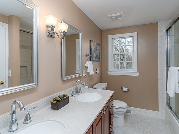 5th image of 625 Hilltop Ln