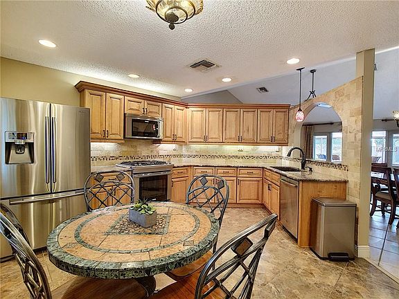 5th image of 409 Lakeshore Dr