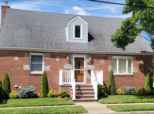 8606 260th St, Floral Park, NY 11001