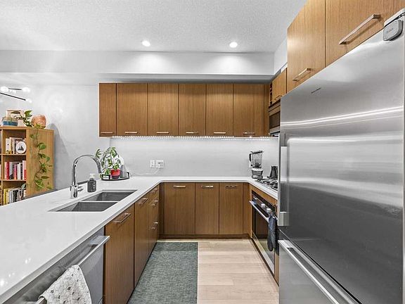 4th image of 323 N 20th Ave SW #218