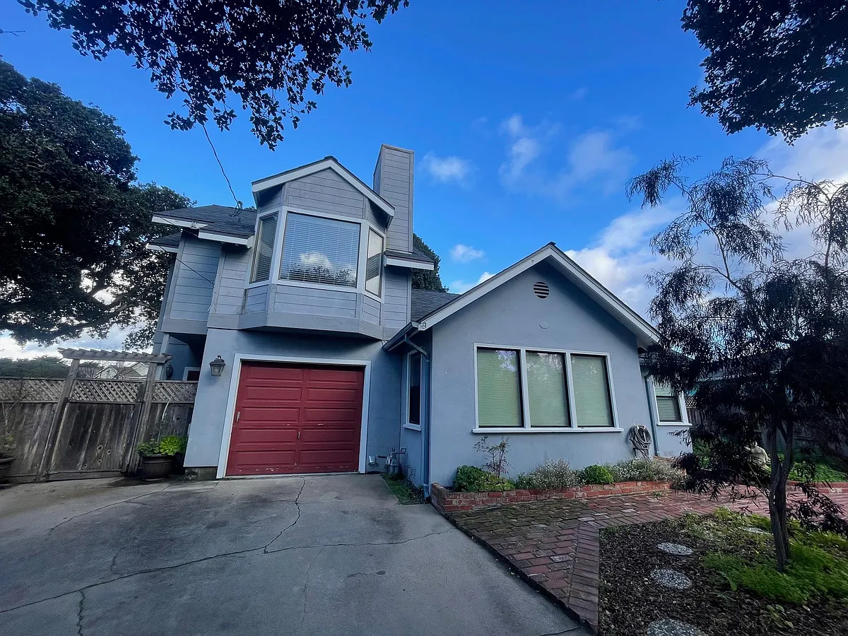 Building Photo - 10 Serrano Way