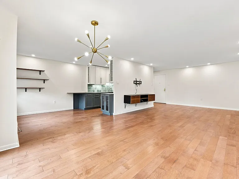 1640 Oakwood Dr #W305 — Photo 1