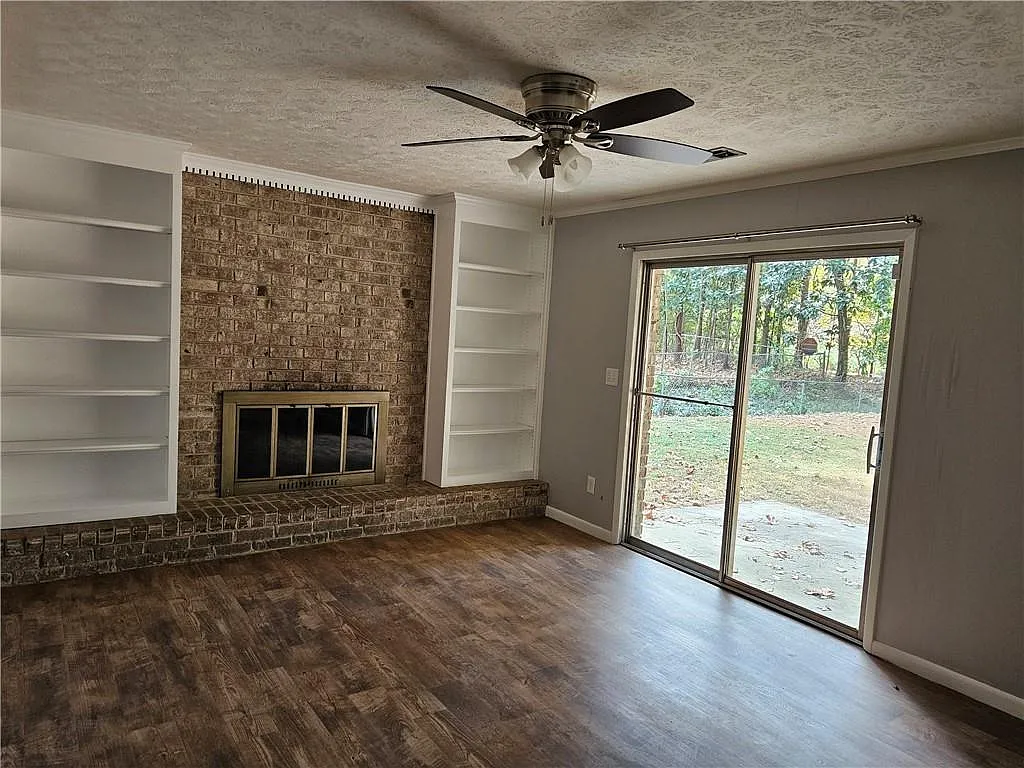 4 bed, 2.5 bath, 2119 sqft, $2,850 — Photo 4