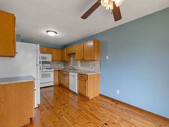 4th image of 16940 Glencoe Ave