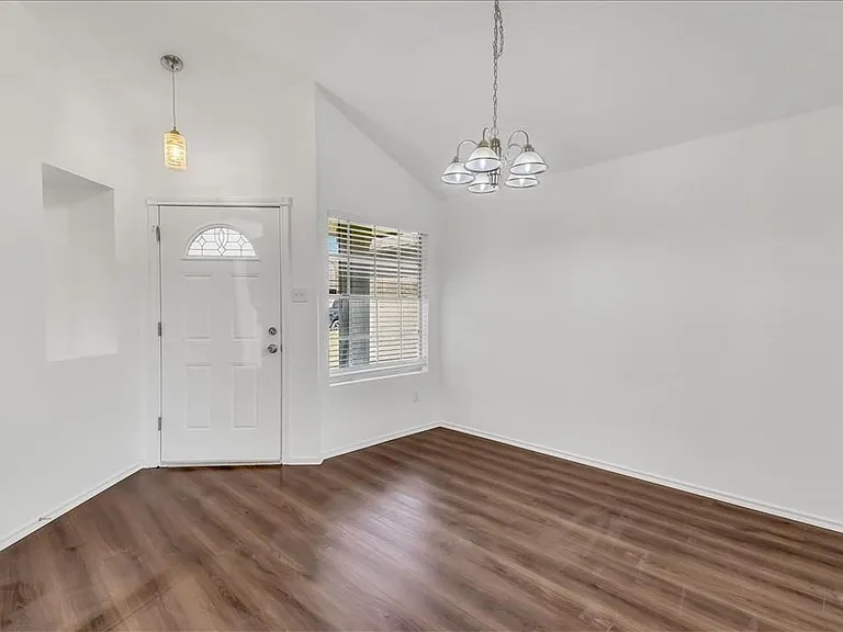 1101 Disraeli Cir — Photo 5