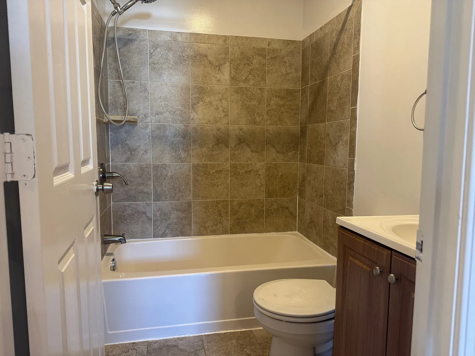2 bed, 700 sqft, $1,569 — Photo 2