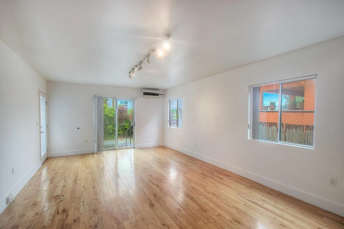 3 bed, 1200 sqft, $3,200 — Photo 4