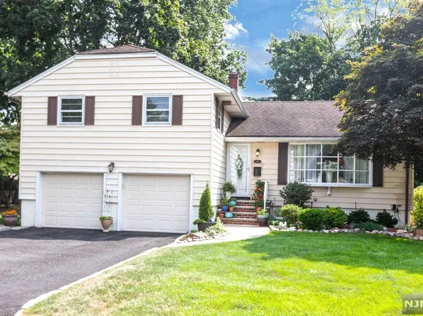 294 Webster Dr, New Milford, NJ 07646