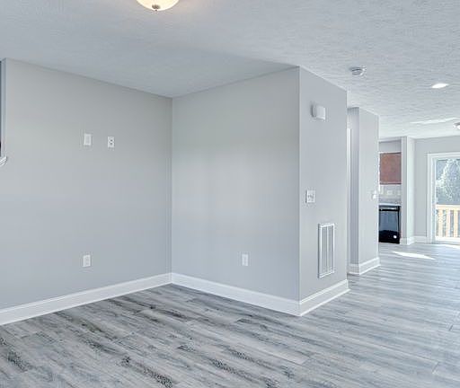 4th image of 210 Twisted Oak Dr