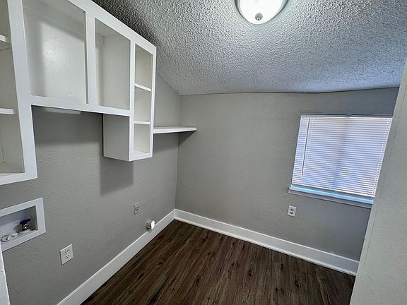 5th image of 716 W Broadus Ave