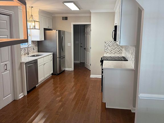 5th image of 823 Harbor Place Dr