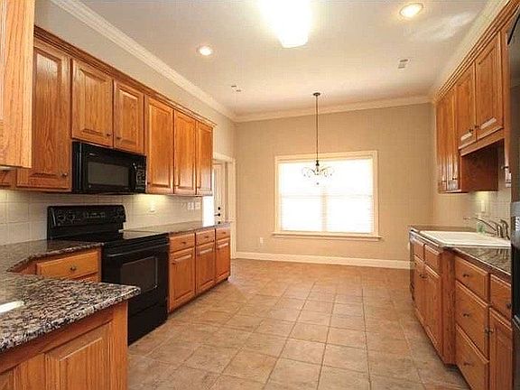 Kitchen w. breakfast nook