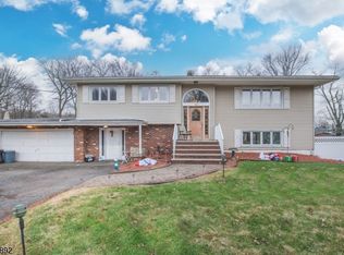 127 Horseneck Rd, Fairfield, NJ 07004