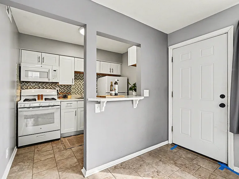 2721 Madelyn Dr SW — Photo 4
